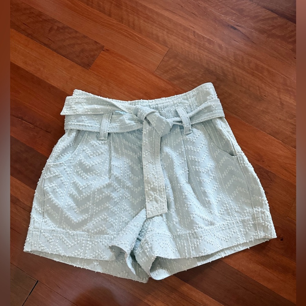 Textured light wash, belted shorts